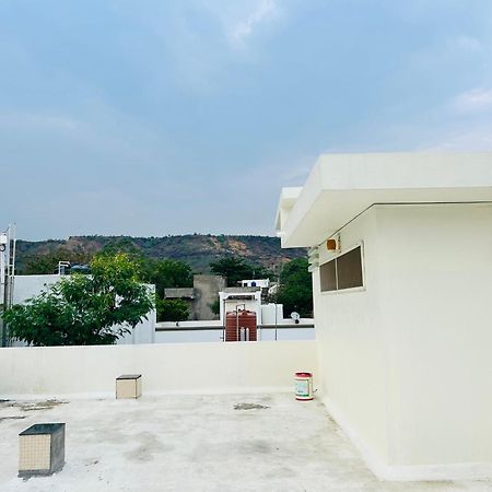 Private & Elegant 3Bhk Villa, Hillside Hideaway, 10 Mins From Mh Bus Stand 아우랑가바드 외부 사진